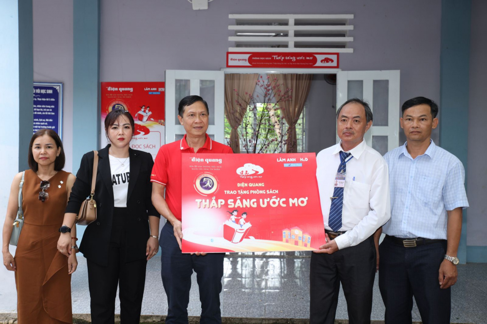 Điện Quang trao quà từ thiện