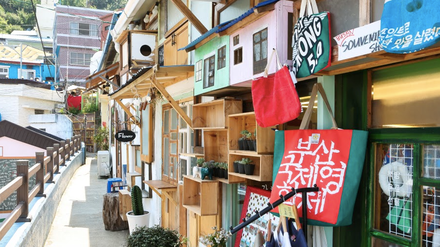 Sắc màu tại ngôi làng được mệnh danh là “Santorini của Hàn Quốc''