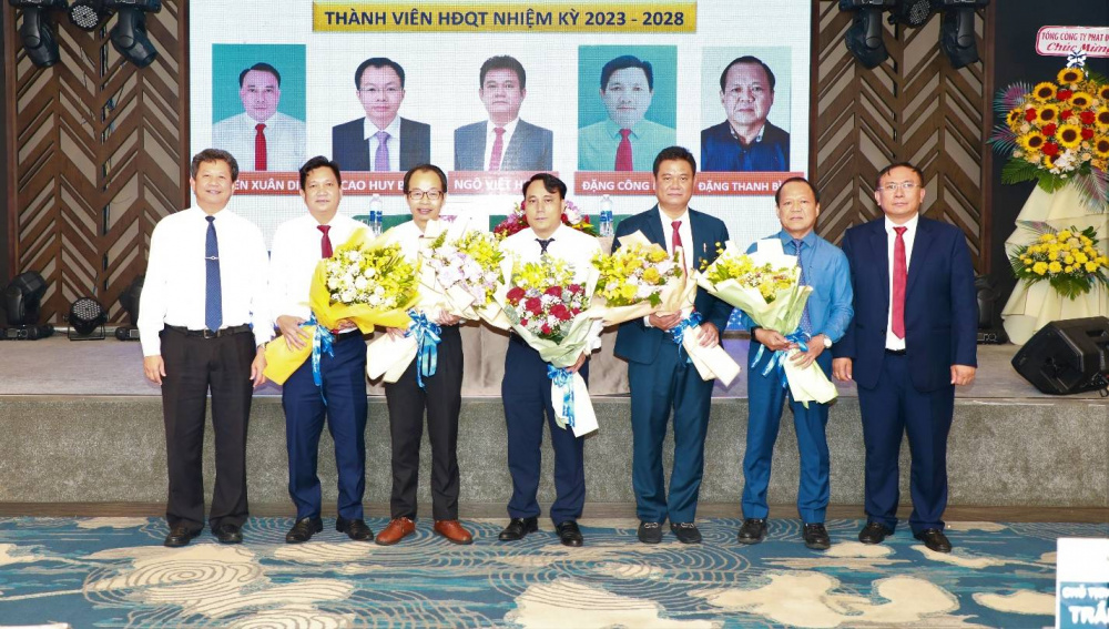 thành viên HĐQT Thủy điện A Vương nhiệm kỳ mới ra mắt tại Đại hội
