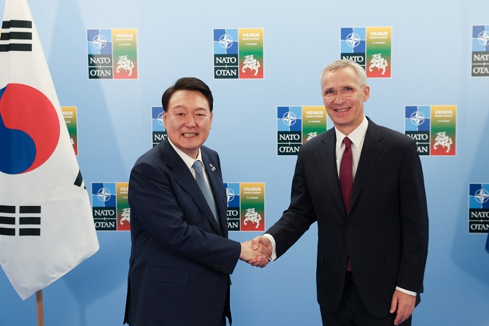Tổng thống Hàn Quốc Yoon Suk Yeol và Tổng thư ký NATO Jens Stoltenberg
