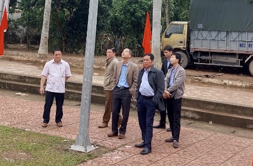 Lãnh đạo Trung tâm Khuyến công và Xúc tiến thương mại tỉnh Bắc Giang khảo sát điểm thực hiện công trình