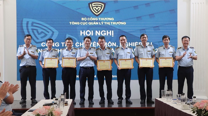 Các Cục QLTT địa phương nhận Giấy khen của Tổng cục trưởng Tổng cục QLTT