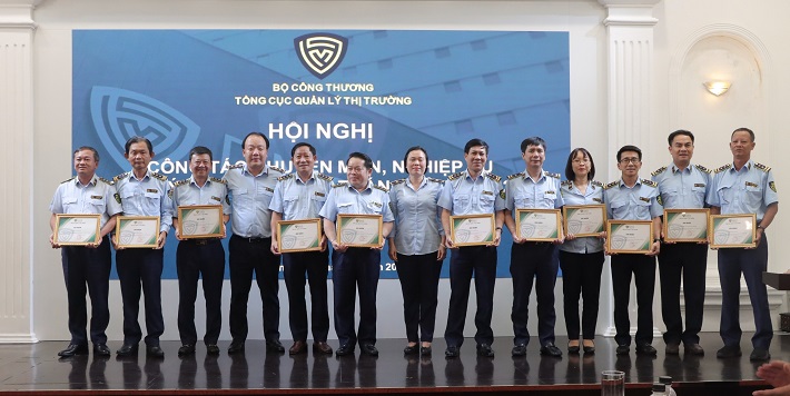 Các Cục QLTT địa phương nhận Giấy khen của Tổng cục trưởng Tổng cục QLTT