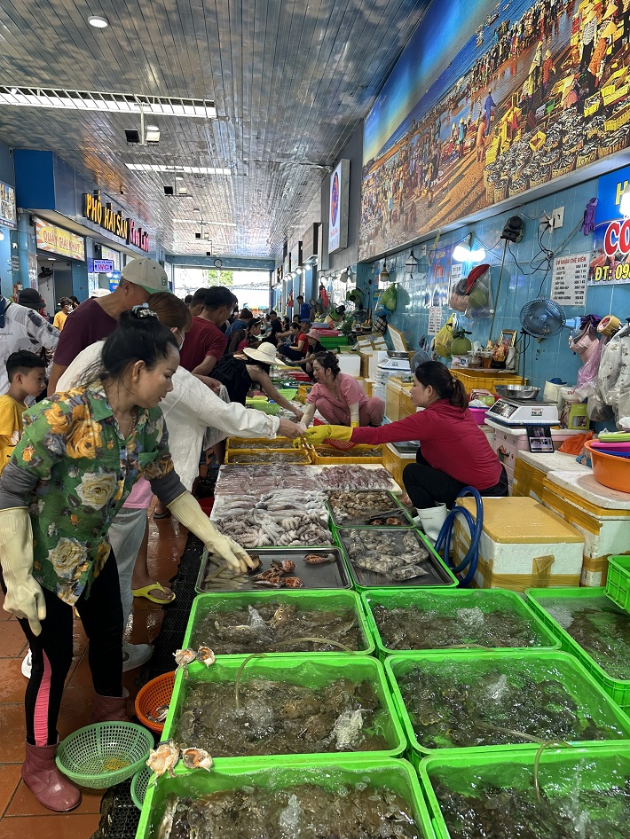 Chợ hải sản Xóm Lưới là nơi tập trung tất cả các loại hải sản do ngư dân đánh bắt được.