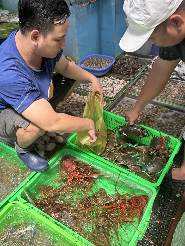 Chợ hải sản Xóm Lưới là nơi tập trung tất cả các loại hải sản do ngư dân đánh bắt được.