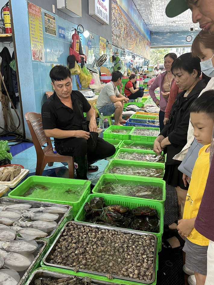 chợ Xóm Lưới. Đây là nơi tập trung tất cả các loại hải sản do ngư dân đánh bắt được.