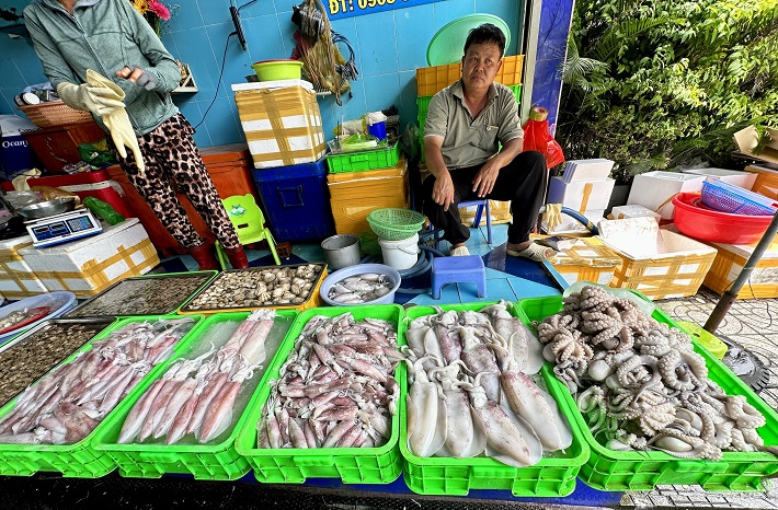 Giá chế biến được niêm yết công khai tại các quầy bán hải sản.