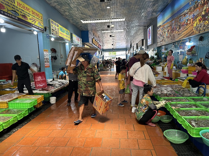 Chợ hải sản Xóm Lưới là nơi tập trung tất cả các loại hải sản do ngư dân đánh bắt được.