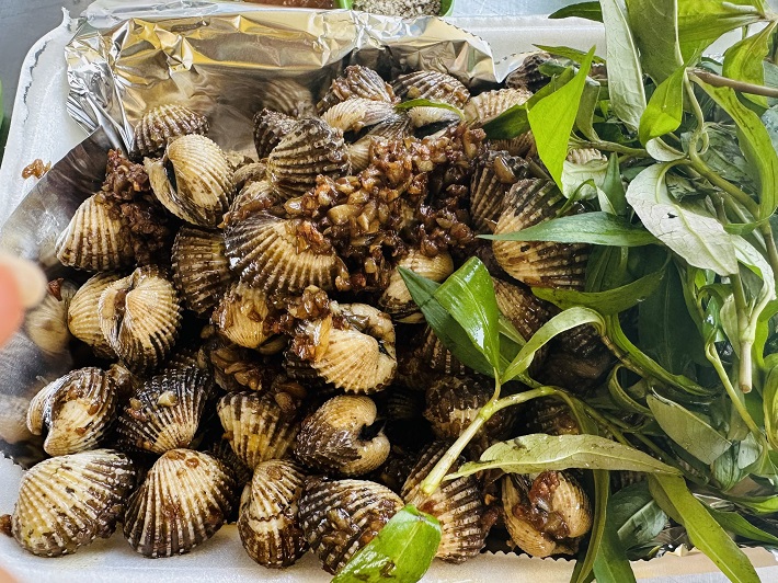 Giá chế biến được niêm yết công khai tại các quầy bán hải sản.
