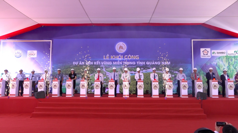 Các đại biểu ấn nút khởi công dự án Liên kết vùng miền Trung tỉnh Quảng Nam
