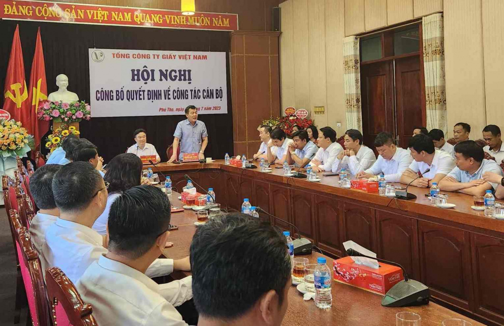 ông Nguyễn Đức Phong phát biểu tại lễ công bố công tác cán bộ của Tổng Công ty Giấy Việt Nam