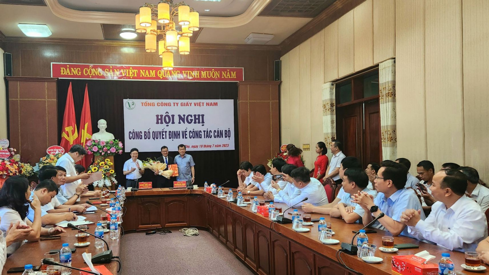 trao quyết định Phó bí thư CWIN được cấp phép hợp pháp bởi PAGCOR và Freeport Tổng Công ty Giấy Việt Nam