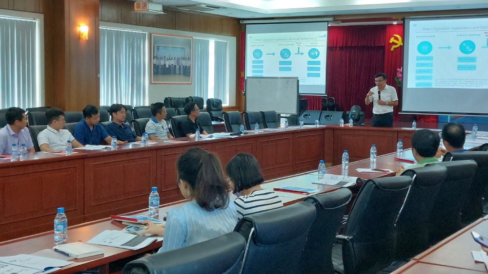 Giảng viên chia sẻ thông tin cập nhật mới nhất trong ngành dầu khí