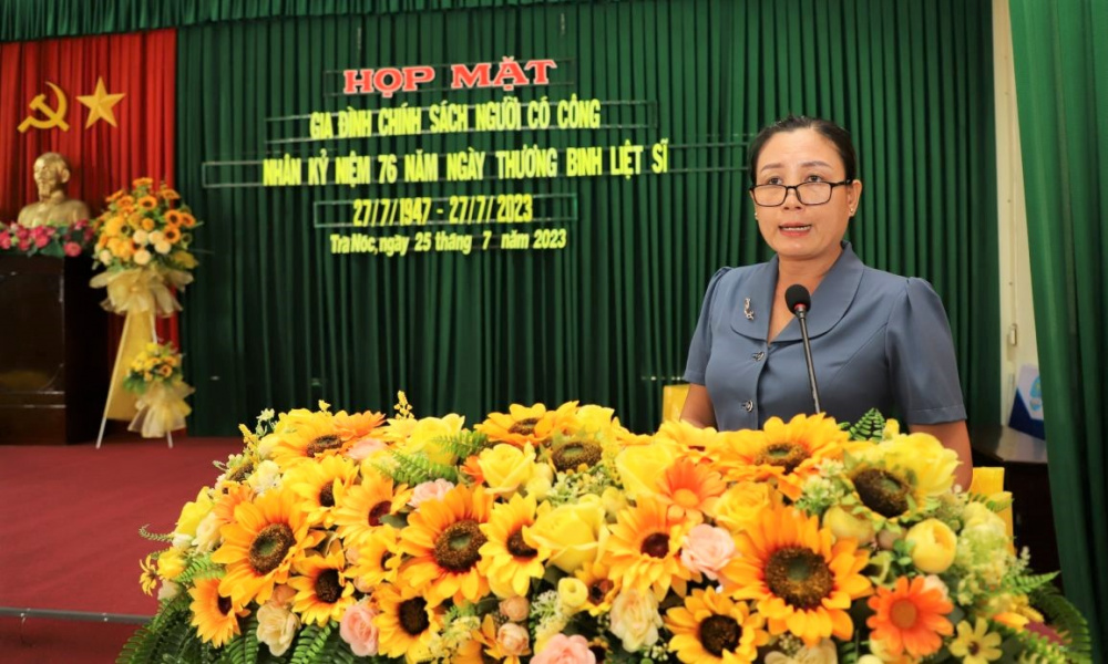 đại diện địa phương phát biểu tại buổi gặp mặt tri ân