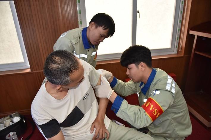Các đội tham gia phần thi thực hành sơ cấp cứu, băng bó vết thương
