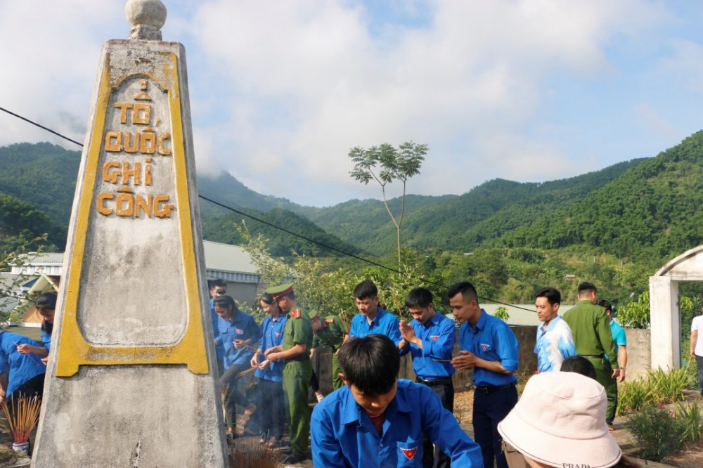 các đoàn viên thanh niên Thủy điện Trung Sơn