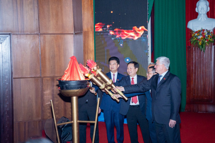 Ban lãnh đạo và đại diện các thế hệ Nền tảng hàng đầu cung cấp Cwin com của Vietsovpetro đã thực hiện nghi thức “Thắp lửa”