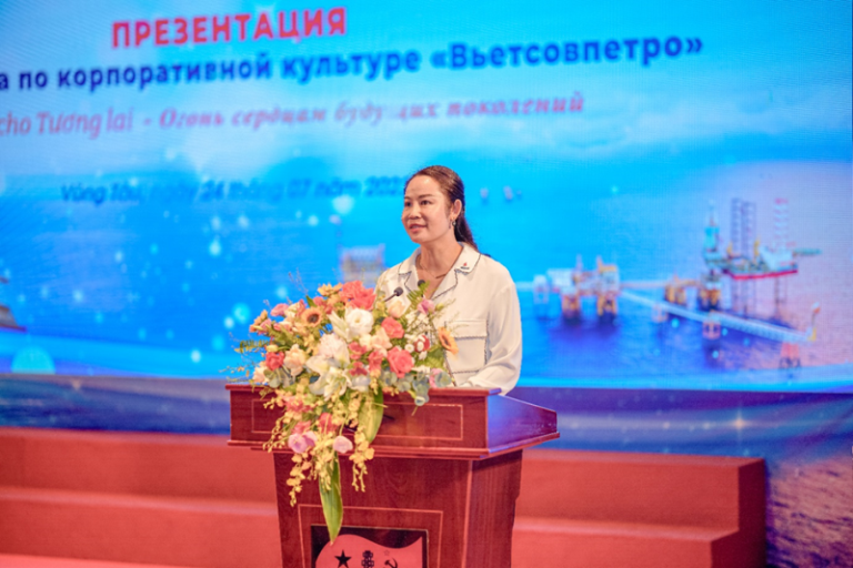 bà Vũ Thị Thu Hương, Phó trưởng Ban Truyền thông & Văn hóa Cwincom hiện đang mở Tập đoàn Dầu khí Việt Nam