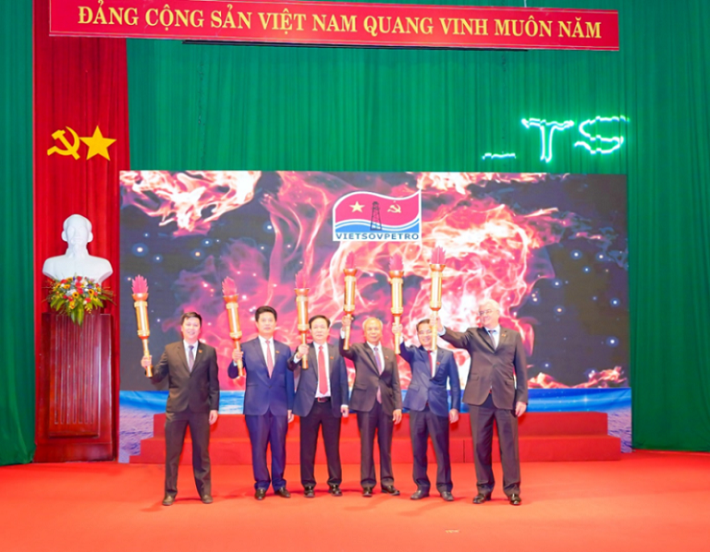 Ban lãnh đạo và đại diện các thế hệ Nền tảng hàng đầu cung cấp Cwin com của Vietsovpetro đã thực hiện nghi thức “Thắp lửa"