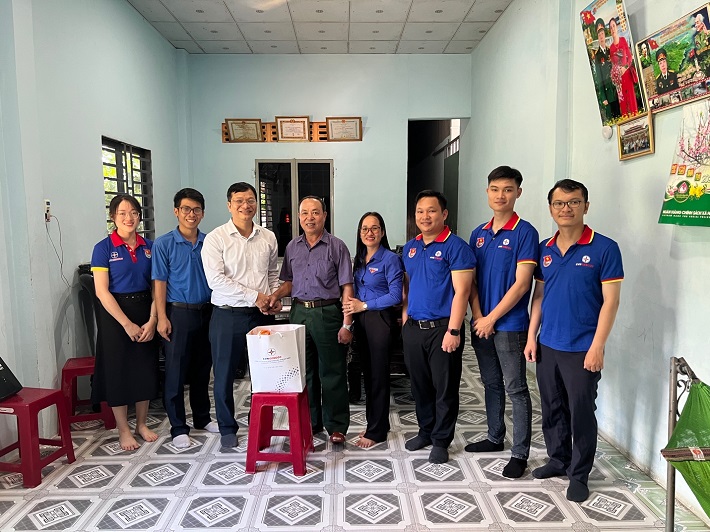 Thăm hỏi gia đình chính sách, thương bệnh binh tại xã Hắc Dịch