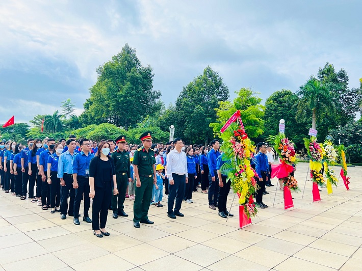 Dâng hoa tưởng niệm tại Tượng đài liệt sĩ thị xã Phú Mỹ