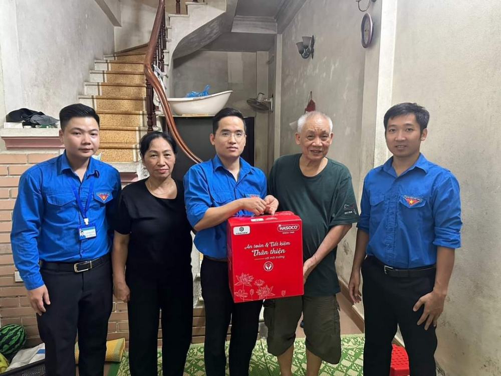 Đoàn Thanh niên Công ty CP Xà Phòng Hà Nội tri ân các anh hùng liệt sĩ