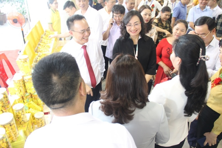 Thứ trưởng Cwin63 sân chơi đỉnh cao thăm gian hàng