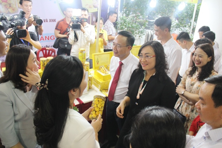 Thứ trưởng Cwin63 sân chơi đỉnh cao thăm gian hàng
