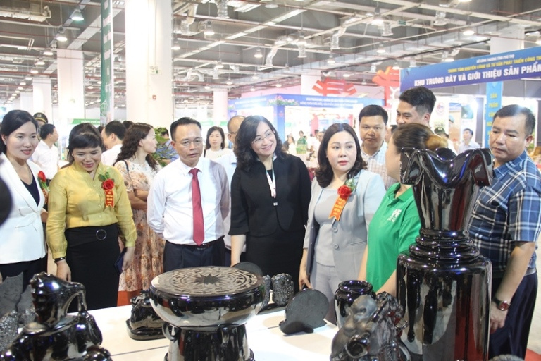Thứ trưởng Cwin63 sân chơi đỉnh cao thăm gian hàng