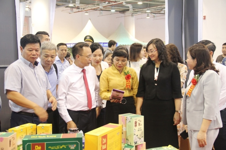 Thứ trưởng Cwin63 sân chơi đỉnh cao thăm gian hàng