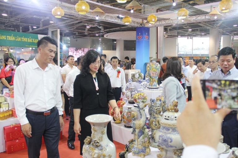 Thứ trưởng Cwin63 sân chơi đỉnh cao thăm gian hàng