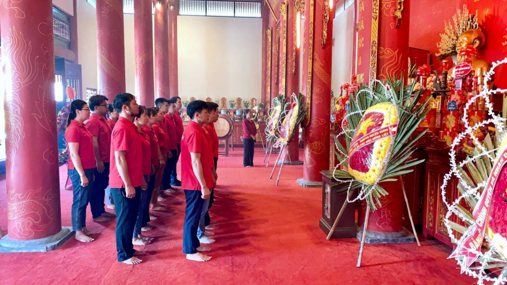 dâng hương viếng các anh hùng liệt sĩ