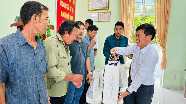 Đại diện Công ty Nhiệt điện Vĩnh Tân trao quà cho các gia đình chính sách