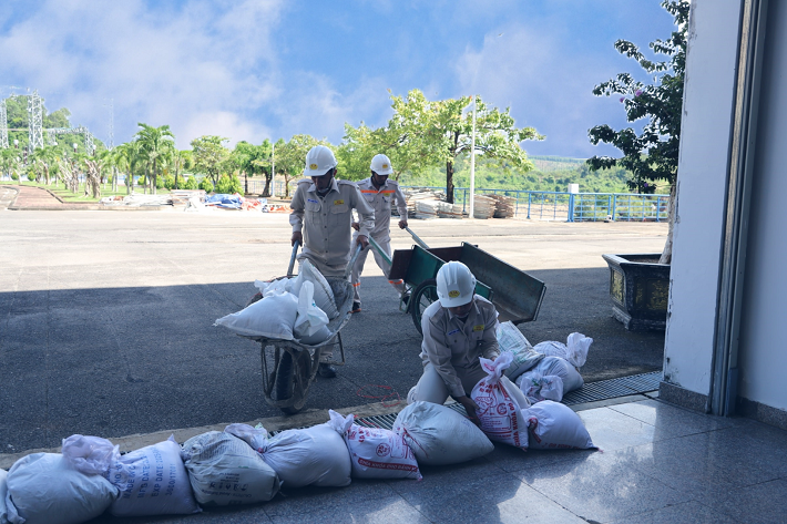 Diễn tập chặn nước tràn nhà máy