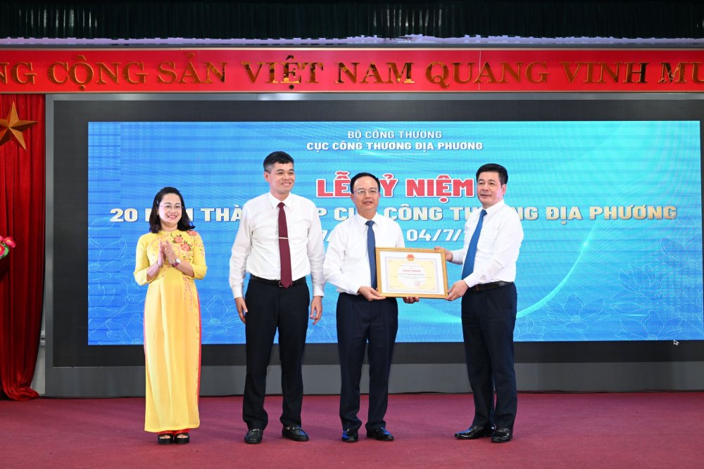 Bộ trưởng Nguyễn Hồng Diên trao tặng bằng khen cho tập thể Cục Công Thương địa phương