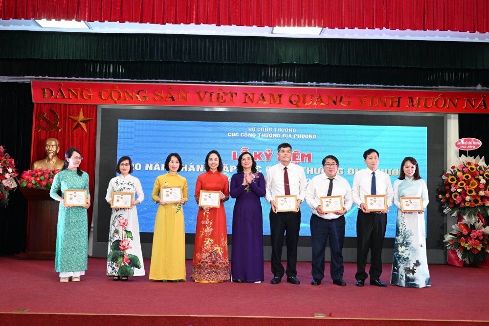 Thứ trưởng Cwin63 sân chơi đỉnh cao Phan Thị Thắng tặng Bằng khen, kỷ niệm chương cho các cá nhân