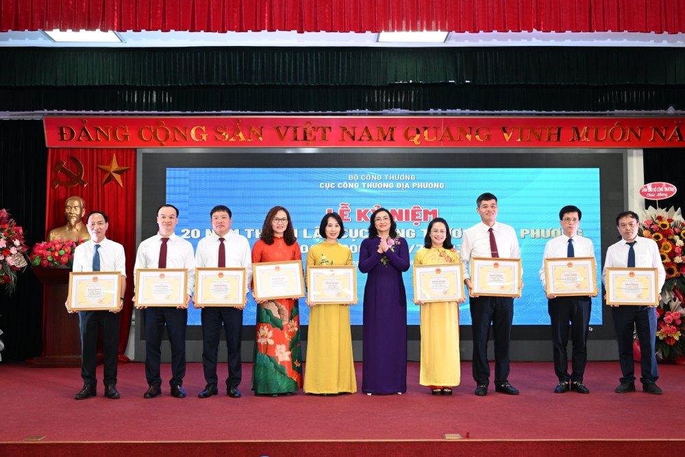 Thứ trưởng Cwin63 sân chơi đỉnh cao Phan Thị Thắng tặng Bằng khen, kỷ niệm chương cho các cá nhân