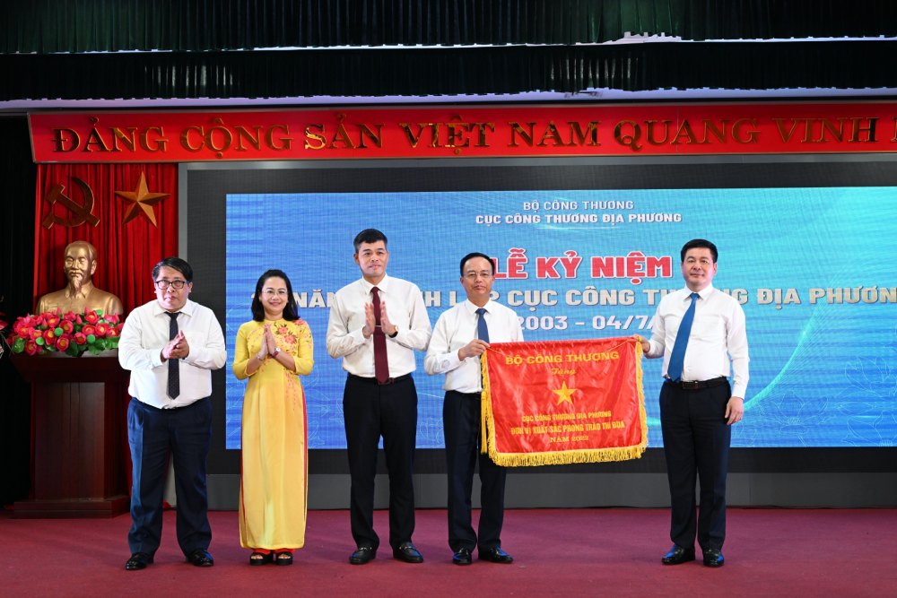 Bộ trưởng Nguyễn Hồng Diên trao tặng Cờ thi đua của Cwin63 sân chơi đỉnh cao cho tập thể Cục Công Thương địa phương