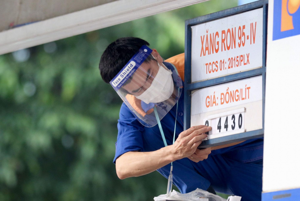 Giá xăng hôm nay giảm 408 - 587 đồng/lít tùy loại, giá dầu dao động nhẹ