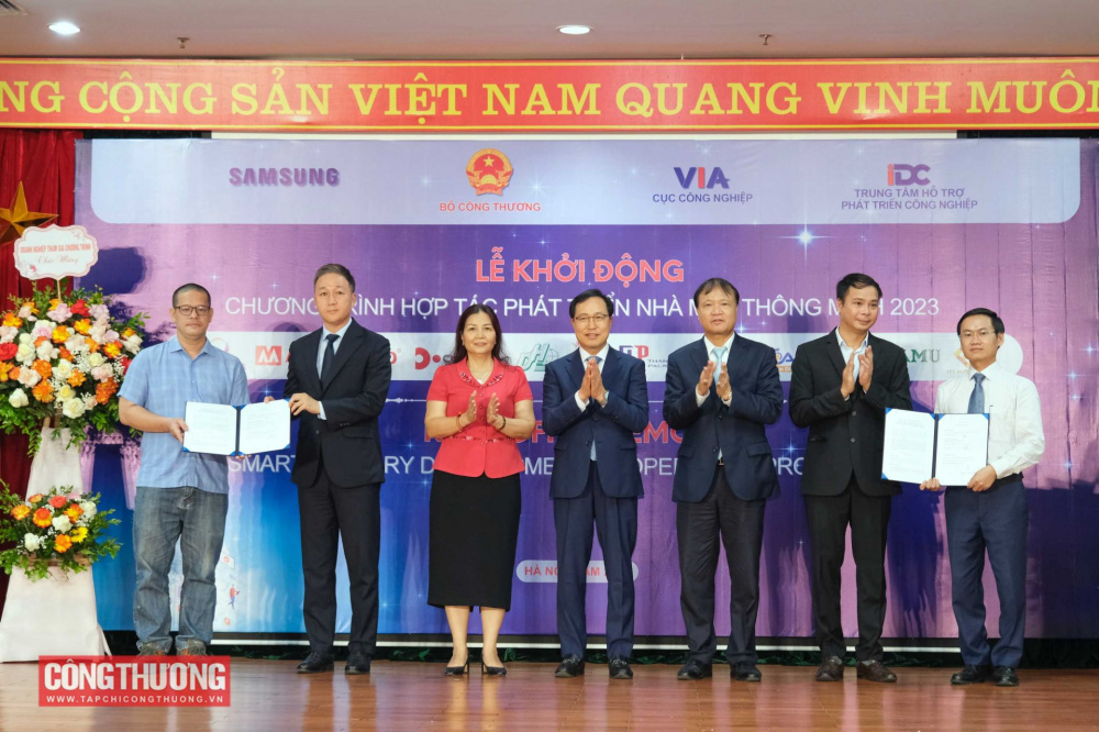 Trao biên bản thỏa thuận hỗ trợ tư vấn cho các Cwincom hiện đang mở tại Hà Nội