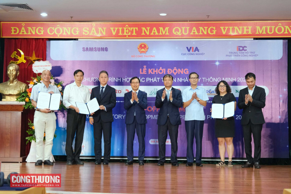 Trao biên bản thỏa thuận hỗ trợ tư vấn cho các Cwincom hiện đang mở tại Hưng Yên