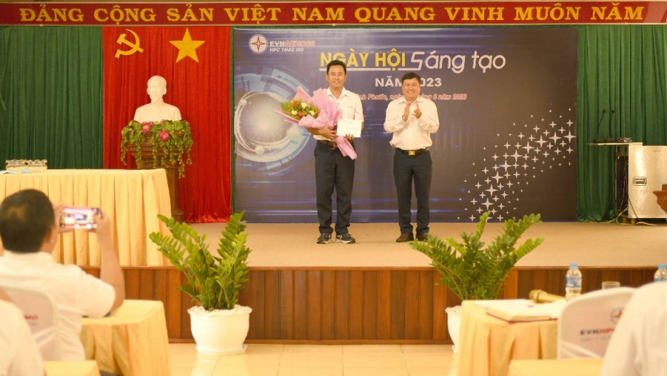 Tặng hoa cho thành viên tiêu biểu