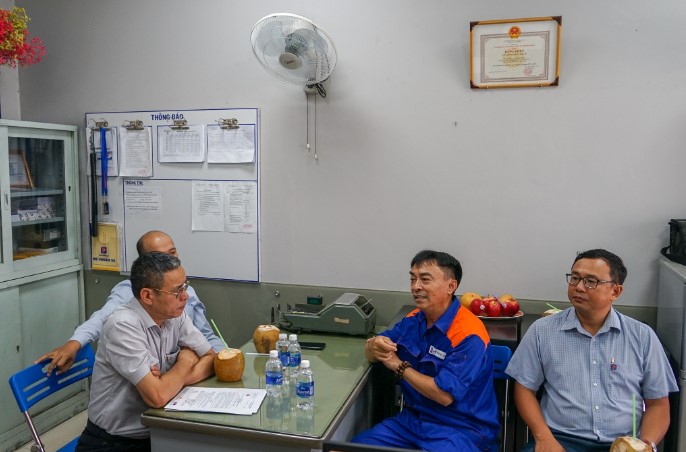 Anh Nguyễn Bá Dũng (đồng phục nhân viên bán hàng Petrolimex) chia sẻ câu chuyện của mình với Công đoàn bộ phận