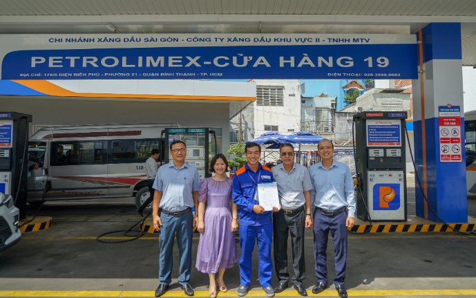 Trao quyết định khen thưởng của Giám đốc Chi nhánh Xăng dầu Sài Gòn cho anh Võ Đức Tân - Nhân viên bán hàng Cửa hàng số 19