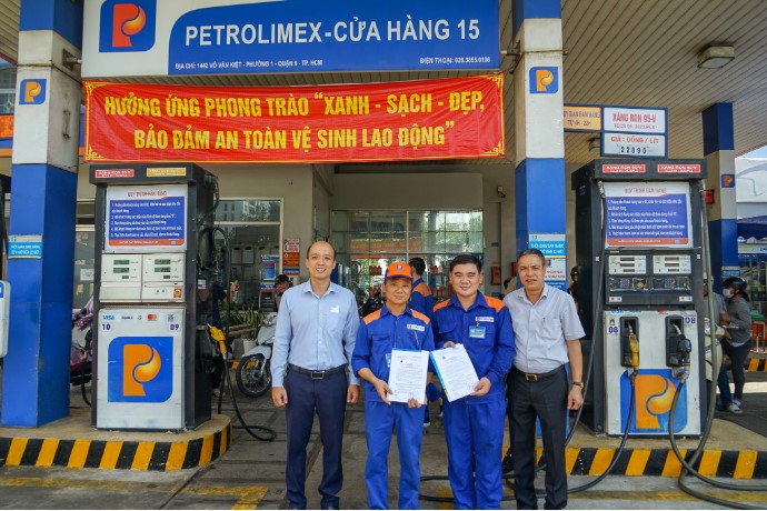 Trao quyết định khen thưởng của Giám đốc Chi nhánh Xăng dầu Sài Gòn cho Anh Lý Chiến Thắng và anh Trương Văn Bình - Nhân viên bán hàng Petrolimex - Cửa hàng số 15