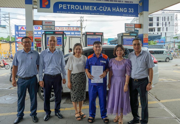 Phó giám đốc, Phó chủ tịch Công đoàn chi nhánh Cwin555 thể thao, casino live, bắn cá và slot nổ hũ Nguyễn Hồng Chuyên (bìa phải) cùng Công đoàn bộ phận trao quyết định khen thưởng của Giám đốc Chi nhánh Xăng dầu Sài Gòn cho anh Nguyễn Bá Dũng