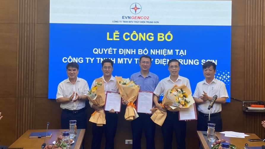 ông Vũ Xuân Dũng Chủ tịch kiêm Giám đốc Thủy điện Trung Sơn tặng hoa các cán bộ được bổ nhiệm