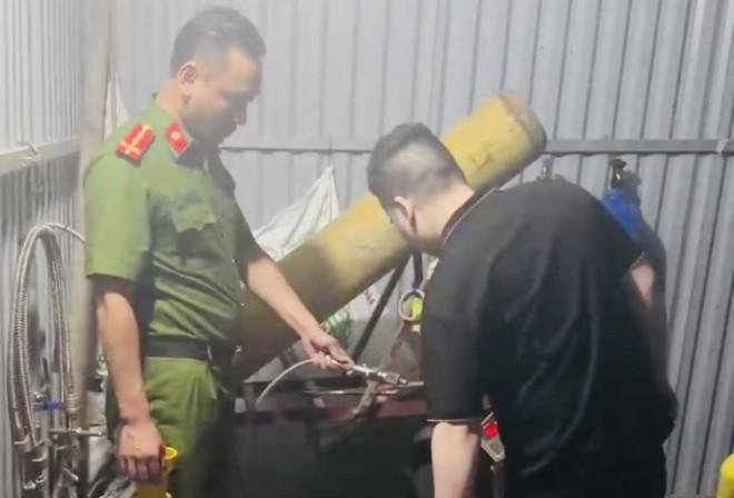 Lực lượng chức năng đang kiểm tra điểm tập kết khí N20 tại khu vực bãi tập kết xe khách trên phố Mạc Thái Tông, phường Mễ Trì, quận Nam Từ Liêm, Hà Nội
