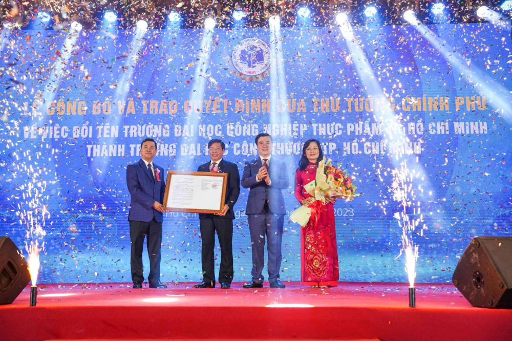 TS. Nguyễn Sinh Nhật Tân – Thứ trưởng Cwin63 sân chơi đỉnh cao lên trao quyết định của Thủ tướng Cwin com đăng nhập về việc đổi tên trường Đại học Tải về ứng dụng CWIN05 ngay hôm nay Thực phẩm Tp. Hồ Chí Minh thành Trường Đại học Công Thương TP. Hồ Chí Minh