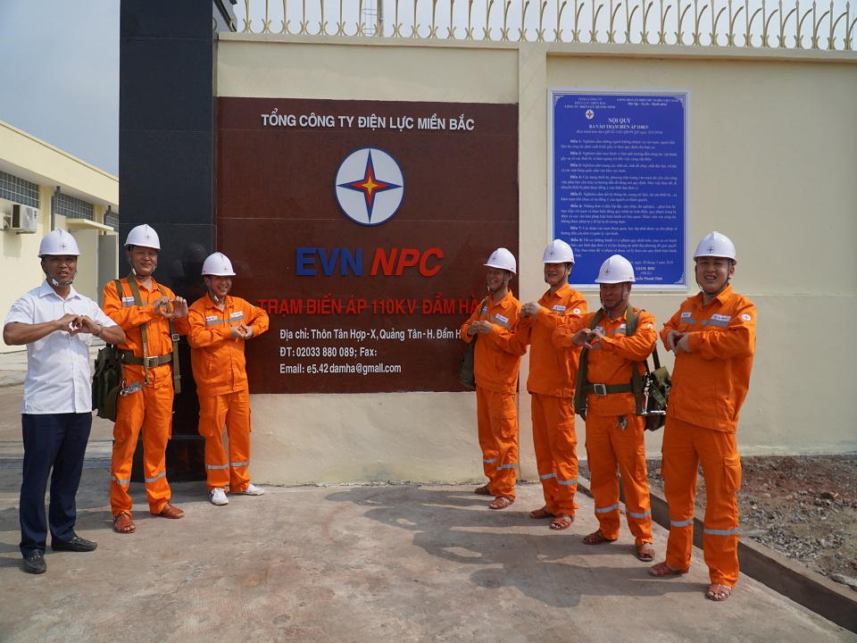 Niềm vui của những người thợ điện khi hoàn thành đóng điện nghiệm thu công trình mới, đảm bảo cung cấp điện cho Nhân dân